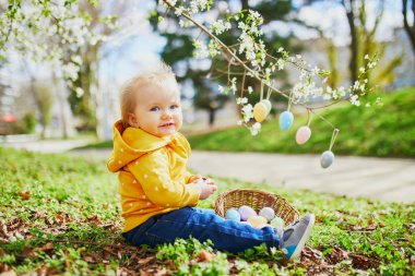 Sevimli küçük bir yaşında kız oyun yumurta avlamak üstünde Paskalya yortusu