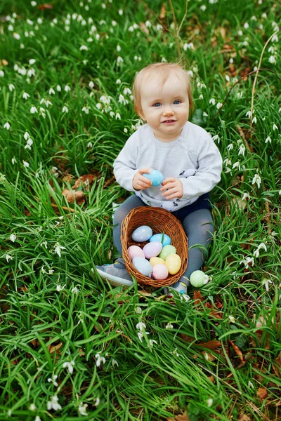 Linda niña de un año jugando a la caza de huevos en Pascua —  Fotos de Stock