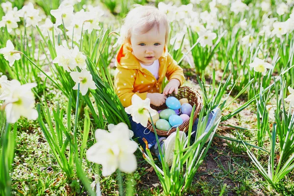 Cute little one year old girl playing egg hunt on Easter — Stock Photo, Image