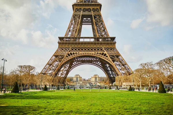 Eiffel tower gezien vanaf de Champ de Mars in Parijs — Stockfoto