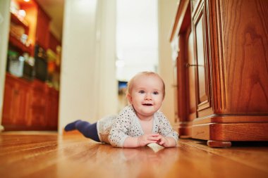 Küçük kız emeklemeyi öğreniyor