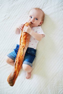 Altı aylık bebek ekmek yiyor.