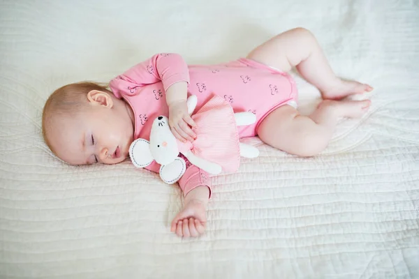 Baby som tar en tupplur med sin favorit mus leksak — Stockfoto