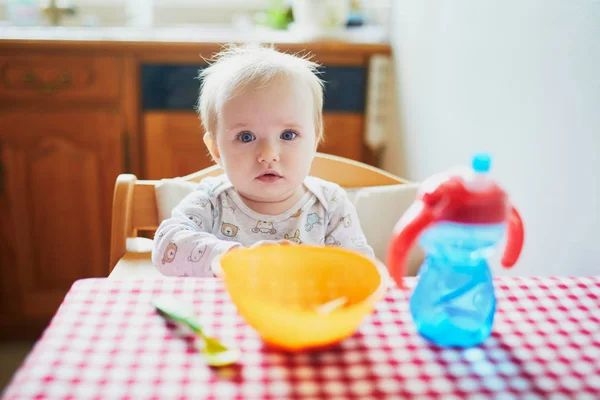 Söt liten flicka äter lunch i köket — Stockfoto