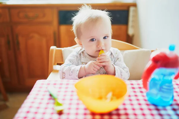 Söt liten flicka äter lunch i köket — Stockfoto