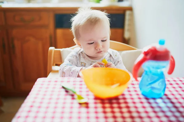 Söt liten flicka äter lunch i köket — Stockfoto