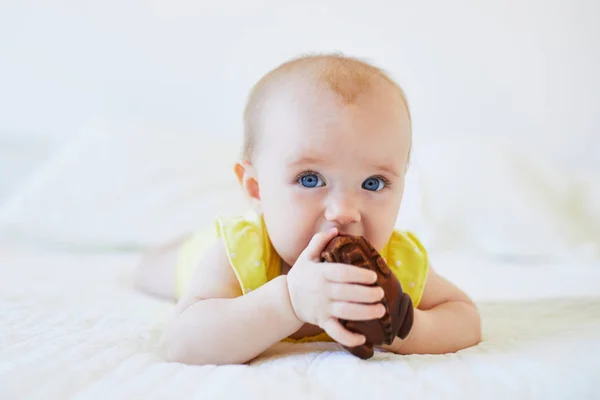 Adorable niña con juguete de madera — Foto de Stock