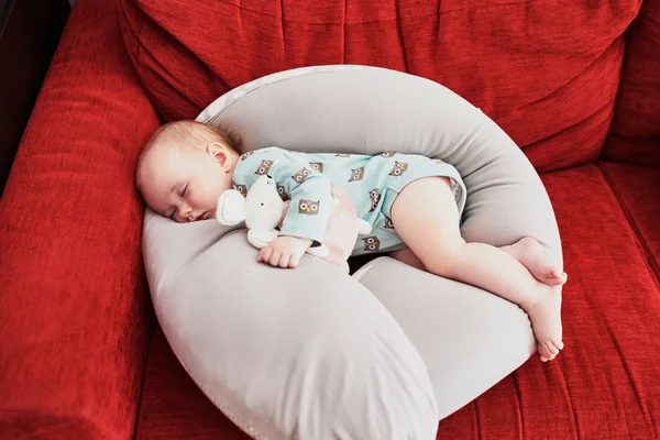 Bebé niña durmiendo en la almohada de lactancia materna en casa — Foto de Stock