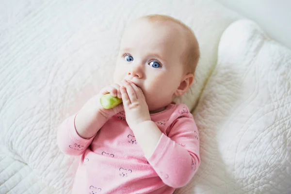 Seis meses de idade bebê menina comer pepino — Fotografia de Stock