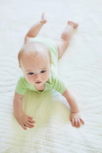 Schattig baby meisje liggend op haar buik — Stockfoto