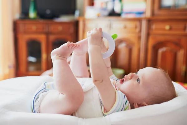 Linda niña acostada en capullo — Foto de Stock