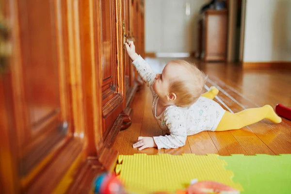 Menina bebê aprendendo a rastejar — Fotografia de Stock