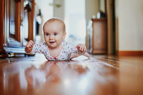 Niña aprendiendo a gatear — Foto de Stock