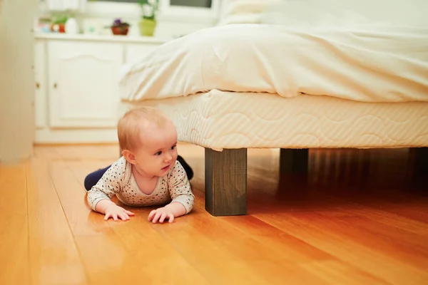 Niña aprendiendo a gatear — Foto de Stock