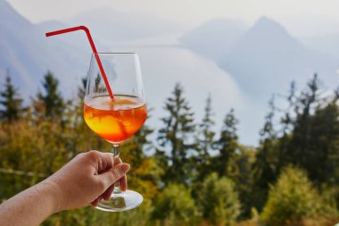 Kokteyl aperol spritz ile cam tutan kadın