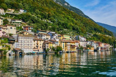 Gölden Lugano yakınlarındaki Gandria köyünün manzara manzarası, İsviçre