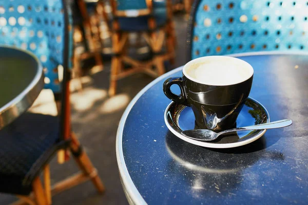 Tasse à café vide sur la table du café — Photo