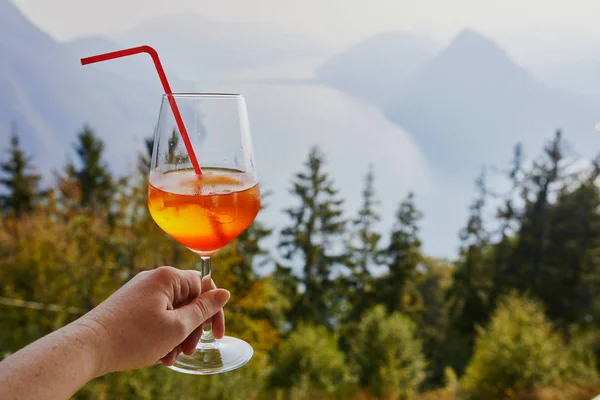 Mujer sosteniendo vaso con aerosol de cóctel aperol —  Fotos de Stock