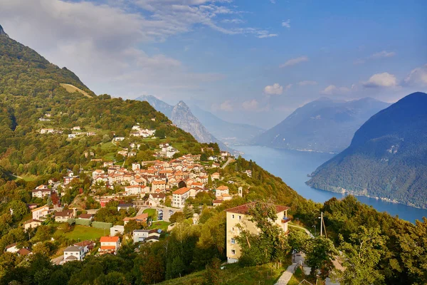 Schilderachtig uitzicht op het meer van Lugano vanuit Monte Bre in Lugano, Zwitserland — Stockfoto