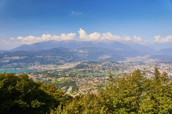 Vista panoramica su Lugano dal monte San Salvatore — Foto Stock