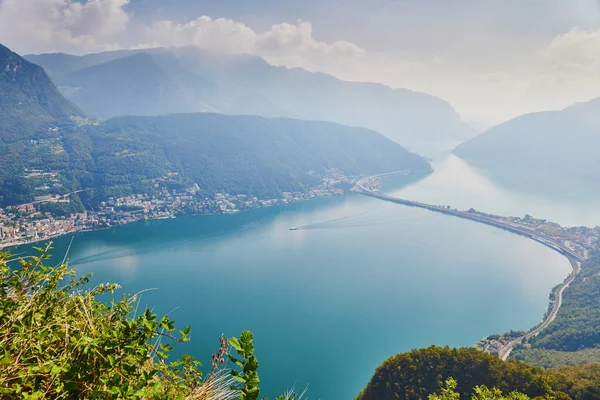 Vista panoramica sul lago di Lugano dal monte San Salvatore — Foto Stock