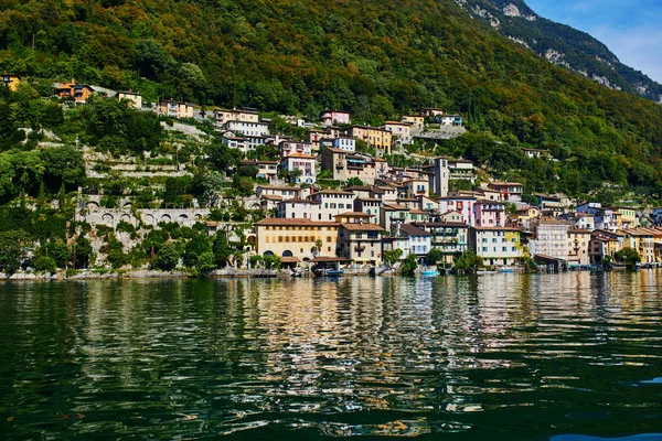 Vista panoramica del paese di Gandria vicino Lugano dal lago, Svizzera — Foto Stock
