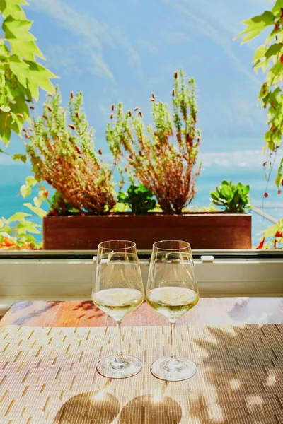 Dwie szklanki białego wina w pobliżu okna — Zdjęcie stockowe