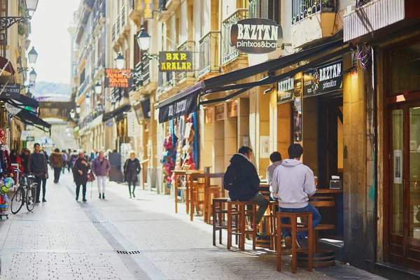 SAN SEBASTIAN, ESPAÑA - 6 DE ABRIL DE 2019: Gente disfrutando del vino y los pinchos en varios bares y cafeterías de San Sebastián (Donostia), España — Foto de Stock