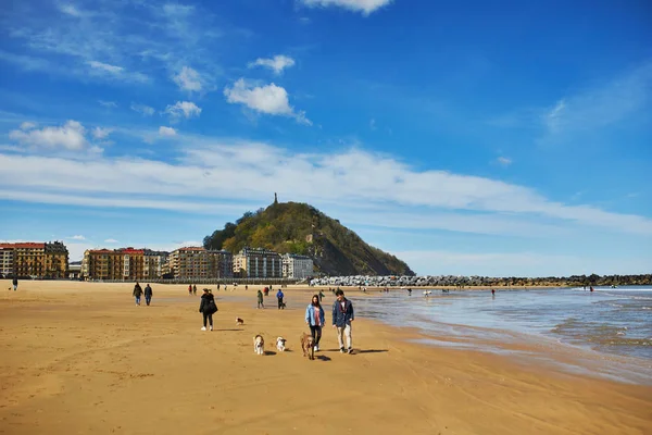 San Sebastian, Spanien-april 6, 2019: människor som njuter av fint väder på Zurriola Beach i San Sebastian (Donostia), Spanien — Stockfoto