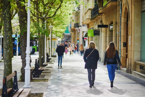 Pessoas andando na rua de San Sebastian, Espanha — Fotografia de Stock