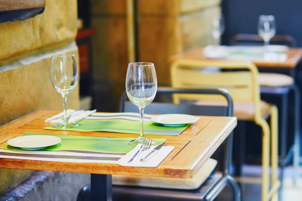 Empty wine glasses on street bar table in San Sebastian — Stock Photo, Image
