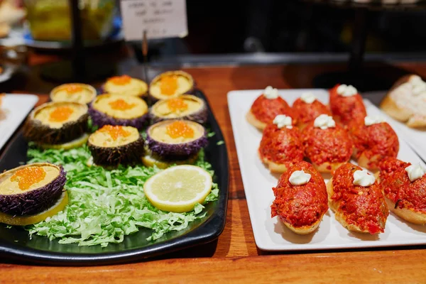 Verscheidenheid aan pinchos (pintxos) in bar van San Sebastian (Donostia), Spanje — Stockfoto