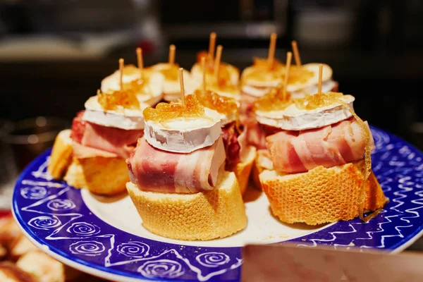 Variedade de pinchos (pintxos) em bar de San Sebastian (Donostia), Espanha — Fotografia de Stock