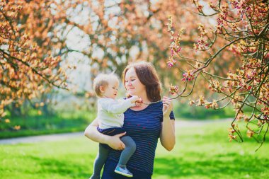 Anne ve kızı kiraz çiçeği sezonu zevk