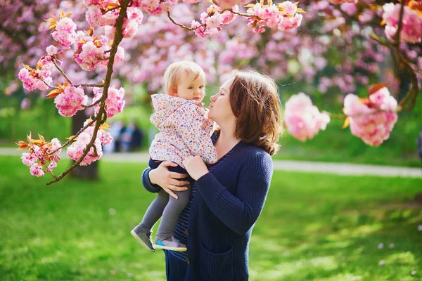 桜の季節を楽しむ母と娘 — ストック写真