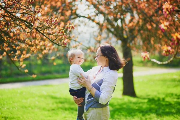 Farmor och barnbarn njuter Cherry Blossom Season — Stockfoto