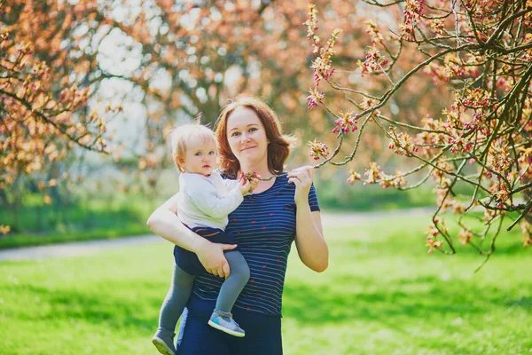 Mor och dotter njuter Cherry Blossom Season — Stockfoto
