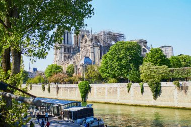 Çatısı zı ve kulesiz Notre Dame Katedrali Manzarası