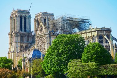 Çatısı zı ve kulesiz Notre Dame Katedrali Manzarası