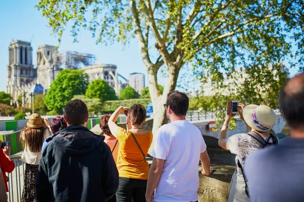Pessoas tirando fotos da catedral de Notre Dame sem telhado e pináculo — Fotografia de Stock