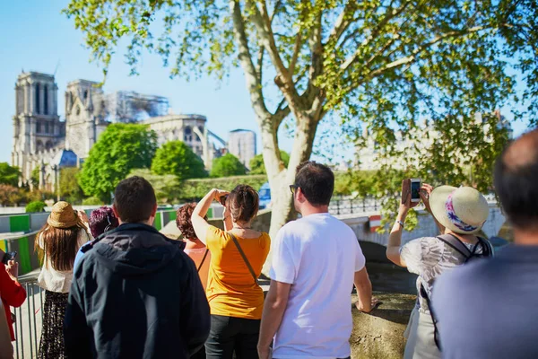 Menschen fotografieren die Kathedrale Notre Dame ohne Dach und Kirchturm — Stockfoto