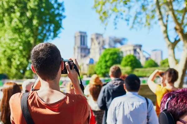 People taking photos of Notre Dame cathedral without roof and spire — Stock Photo, Image