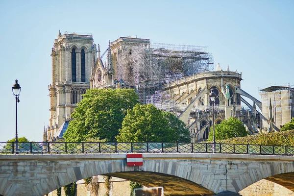 Vista da catedral de Notre Dame sem telhado e pináculo — Fotografia de Stock