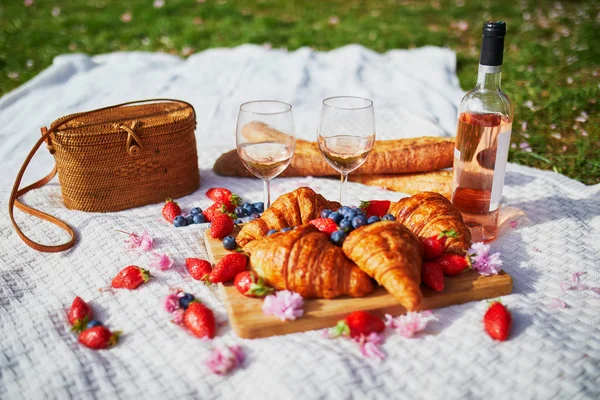 ロゼワイン、フレンチクロワッサン、新鮮なベリーと美しいピクニック — ストック写真