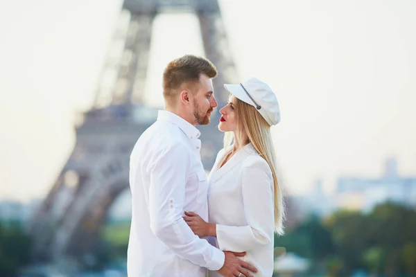 Romantikus pár, amelynek időpontja az Eiffel-torony közelében — Stock Fotó