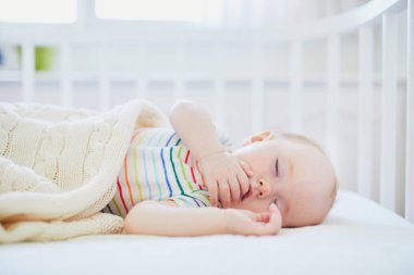 Ebeveyn yatağına bağlı uyuyan bebek yatağı