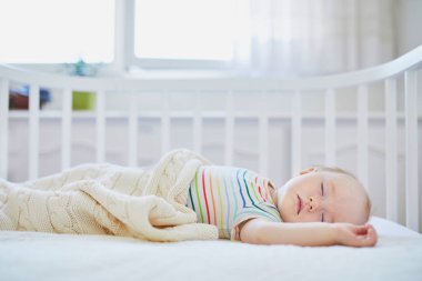 Ebeveyn yatağına bağlı uyuyan bebek yatağı