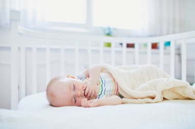 Ebeveyn yatağına bağlı uyuyan bebek yatağı