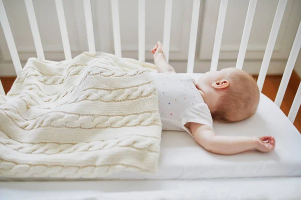 Μωρό ύπνου σε βρεφική κούνια που συνδέεται με το κρεβάτι των γονέων — Φωτογραφία Αρχείου