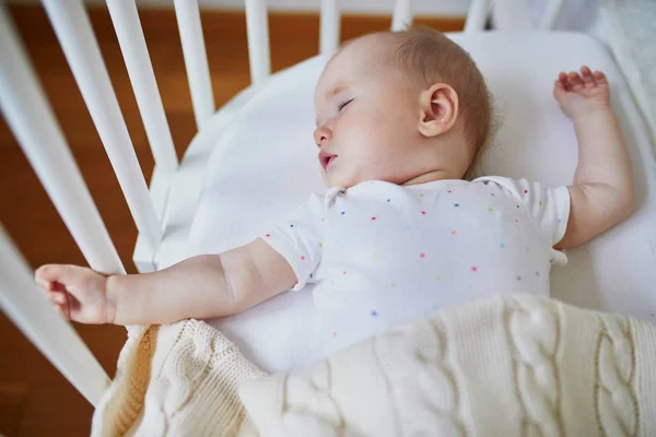 Дитина спить у ліжку, прикріпленому до батьківського ліжка — стокове фото